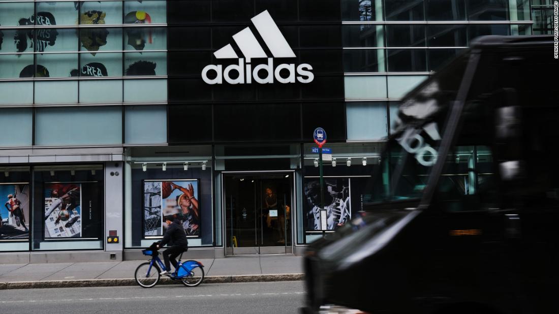 Adidas afferma che almeno il 30% dei nuovi posti di lavoro negli Stati Uniti sarà occupato da Blacks o Latinx