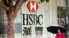 Un pedone che cammina oltre HSBC a Hong Kong nel 2017.