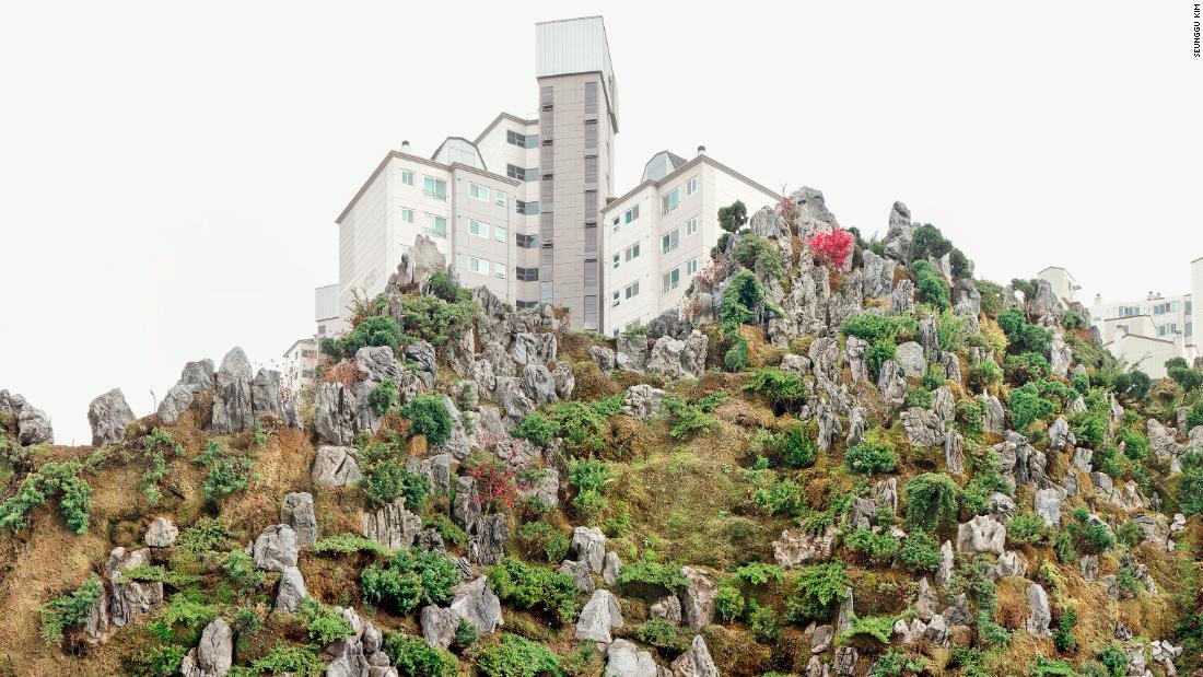 Il fotografo Seunggu Kim cattura le "montagne" artificiali di Seoul