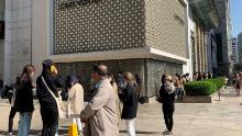 Gli acquirenti fanno la fila per entrare in una boutique Louis Vuitton a Seoul a maggio. 