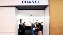 Venditori che accolgono i clienti a Chanel alle Galeries Lafayette, il primo giorno della riapertura del grande magazzino a Parigi a maggio.