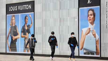 Un negozio Louis Vuitton chiuso a Wuhan a marzo. La sua società madre, LVMH, ha detto agli investitori in aprile che le vendite per la maggior parte dei suoi marchi sono aumentate in Cina quando il mercato ha riaperto.