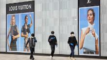 Un negozio Louis Vuitton chiuso a Wuhan a marzo. La sua società madre, LVMH, ha detto agli investitori in aprile che le vendite per la maggior parte dei suoi marchi sono aumentate in Cina quando il mercato ha riaperto.