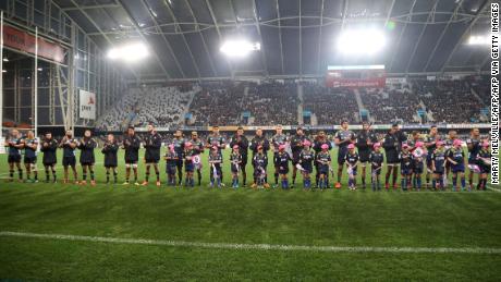 Il team Otago Highlanders si è schierato prima dell'inizio della partita al Forsyth Barr Stadium di Dunedin, il primo da quando le restrizioni su Covid-19 sono state ampiamente revocate in Nuova Zelanda.