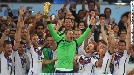 Il portiere tedesco Neuer solleva il trofeo della Coppa del Mondo con la sua squadra dopo aver battuto l'Argentina 1-0 nella finale della Coppa del Mondo 2014.