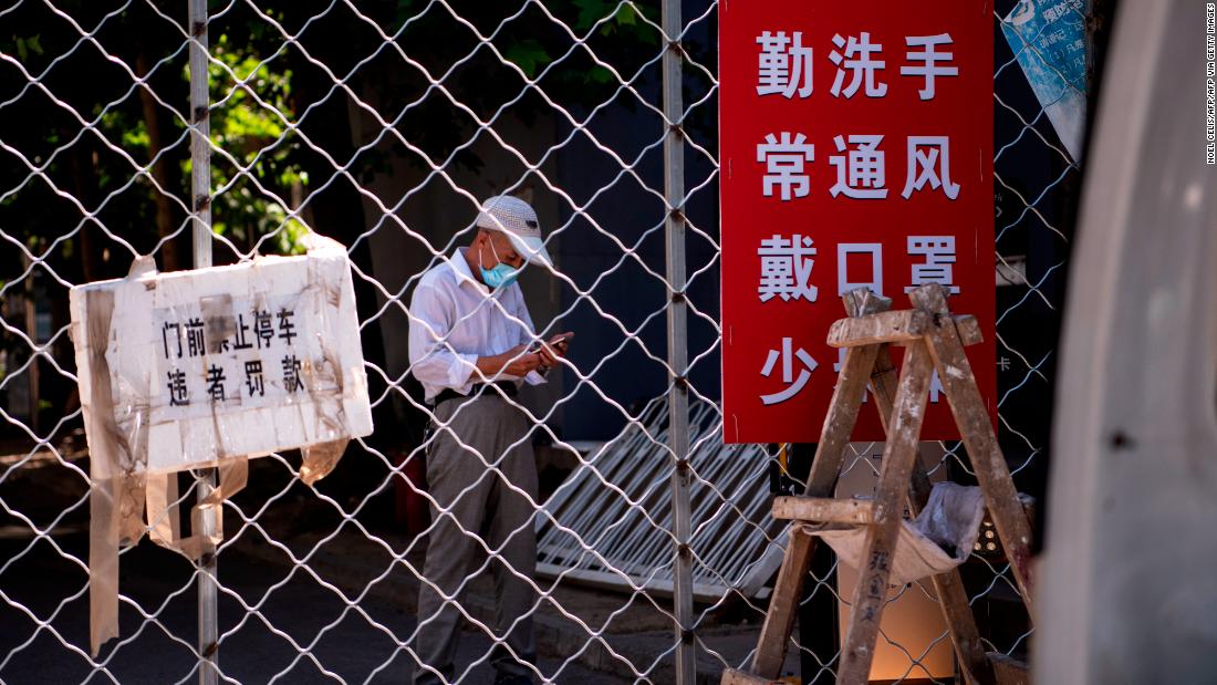 Pechino espande le chiusure residenziali, restringe i viaggi all'estero mentre si diffondono le infezioni da coronavirus