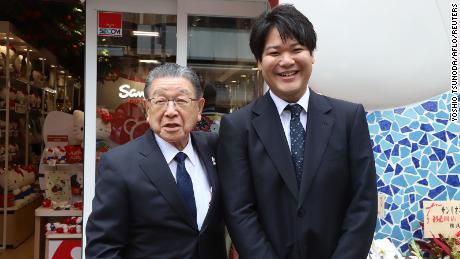 Il presidente Sanrio Shintaro Tsuji consegna l'azienda al nipote Tomokuni Tsuji.