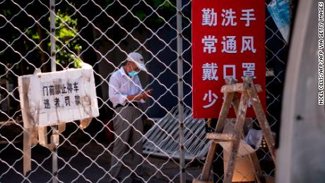 Pechino impone il progressivo blocco in tutta la città e restringe i viaggi all'estero man mano che si diffondono le infezioni da coronavirus
