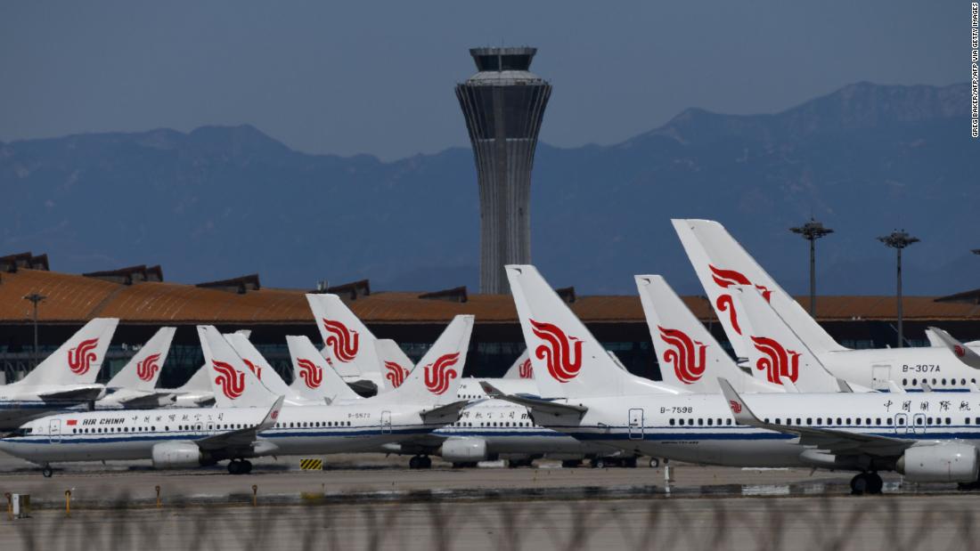Centinaia di voli a Pechino sono stati cancellati dopo la ricomparsa del virus