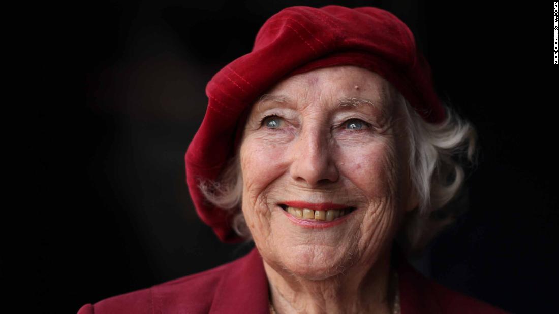 Vera Lynn, cantante e "innamorata" delle forze britanniche, muore a 103 anni