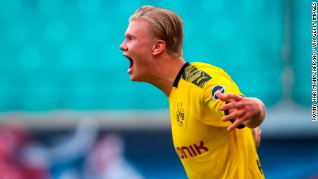 L'attaccante norvegese Dortmund Erling Braut Haaland mostra la sua gioia dopo aver raggiunto il secondo gol decisivo del Borussia Dortmund contro l'RB Leipzig. 