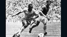 Pelé dribbla davanti al difensore italiano Tarcisio Burgnich, che ha poi elogiato la stella brasiliana.