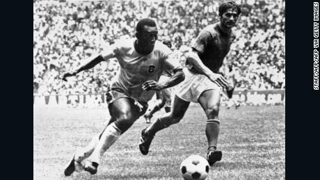 Pelé dribbla davanti al difensore italiano Tarcisio Burgnich, che ha poi elogiato la stella brasiliana.
