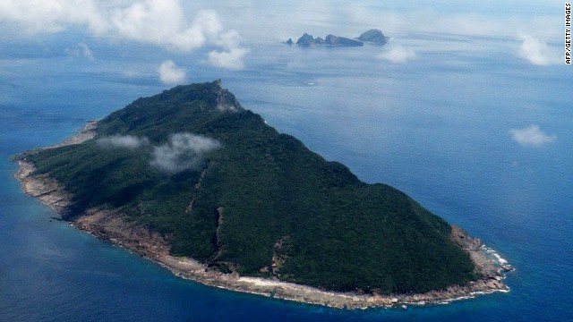 Un aereo militare giapponese sorvola le isole Senakuku / Diaoyu in questa foto d'archivio.