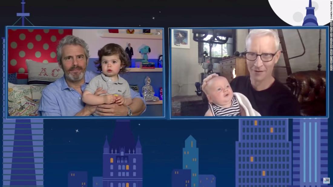 Anderson Cooper e Andy Cohen hanno praticamente incontrato i loro figli per la prima volta