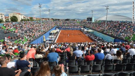 Spettatori che guardano le partite dell'Adria Tour a Zahar, in Croazia domenica 21 giugno 2023. Più tardi quel giorno, il tennista Grigor Dimitrov ha dichiarato di essere risultato positivo per Covid-19, risultando in l cancellazione dell'intero tour di Adria.