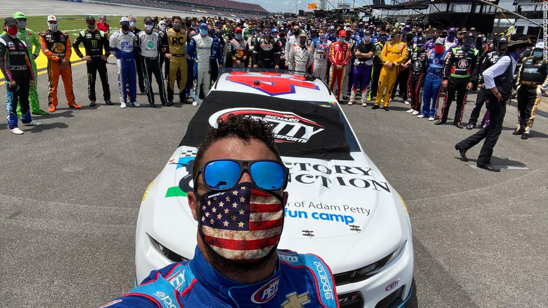 NASCAR: Bubba Wallace mostra il supporto del conducente dopo aver trovato un cappio nel suo garage