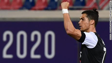 Cristiano Ronaldo festeggia dopo aver segnato contro il Bologna.