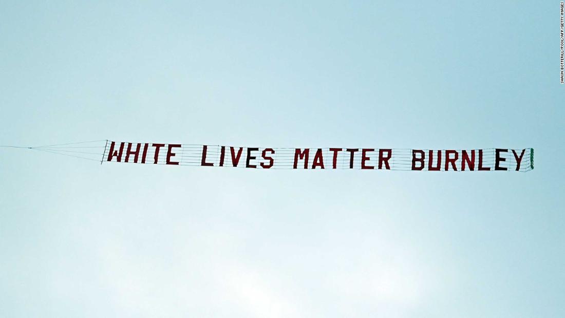 Premier League: Burnley condanna il banner "White Lives Matter", ma i commenti dei social media suggeriscono che gli appassionati di calcio continuano a non capire il punto