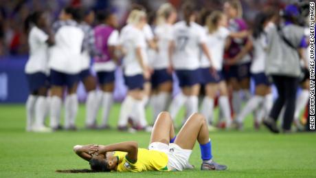 Kathellen del Brasile sembra scoraggiata dopo la sconfitta della Francia.