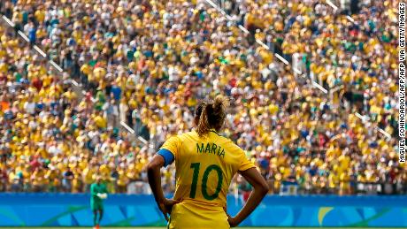 La brasiliana Marta si trova di fronte alla folla brasiliana.