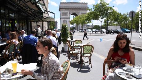 La gente pranza in un ristorante vicino all'Arco di Trionfo a Parigi, in Francia, il 18 giugno.