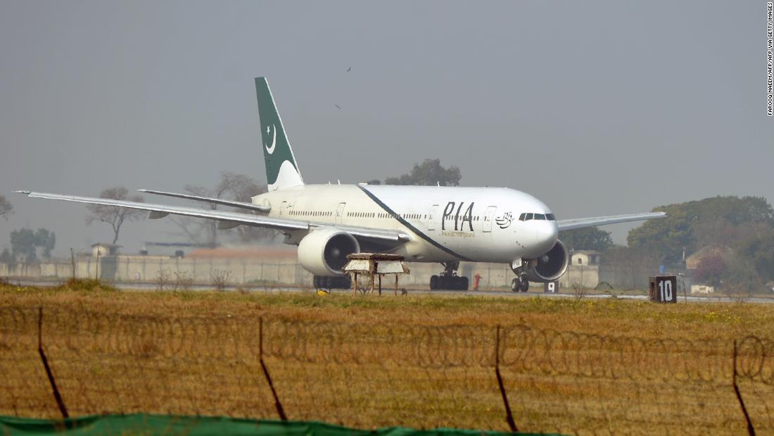 Quasi uno su tre piloti in Pakistan ha false licenze, afferma il ministro dell'Aviazione
