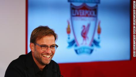 Klopp viene rivelato come il nuovo manager di Liverpool in una conferenza stampa ad Anfield il 9 ottobre 2015.