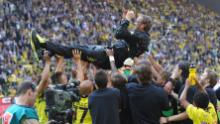 Klopp viene lanciato dai suoi giocatori dopo aver vinto il titolo di campione alla fine della partita della Bundesliga tra Dortmund e FC Nuernberg il 30 aprile 2011.