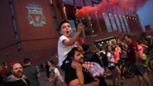 I fan hanno celebrato il Liverpool vincendo il titolo fuori dallo stadio Anfield.