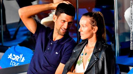 Il tennista serbo Novak Djokovic (L) chatta con sua moglie Jelena durante una partita dell'Adria Tour, Novak Djokovic & # 39; s Torneo di carità dei Balcani a Belgrado il 14 giugno 2023.