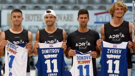 Borna Coric, Grigor Dimitrov, Novak Djokovic e Alexander Zverev (da sinistra a destra) posano per un colpo di gruppo prima di una partita di basket in mostra a Zara, in Croazia. 
