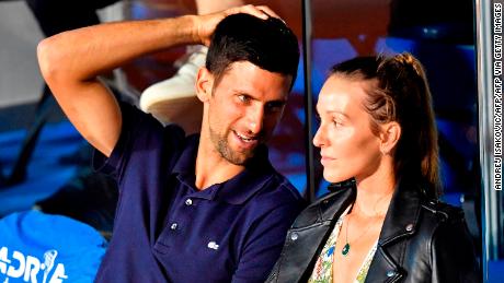 Il tennista serbo Novak Djokovic (L) chatta con sua moglie Jelena durante una partita dell'Adria Tour, Novak Djokovic & # 39; s Torneo di carità dei Balcani a Belgrado il 14 giugno 2023.