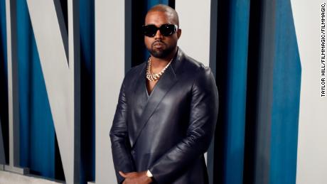 Kanye West dona $ 2 milioni e paga le tasse per la figlia di George Floyd