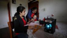 Una famiglia ascolta una lezione radiofonica di un'ora dalla loro casa a Funza, in Colombia, dove non hanno una connessione Internet.