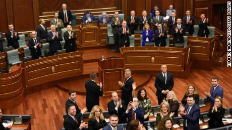 I legislatori del Kosovo approvano i militari con l'aumento delle tensioni con la Serbia