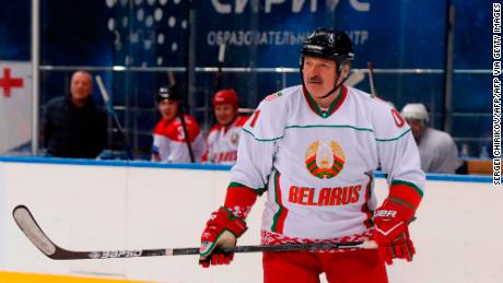 & # 39; Meglio morire in piedi che vivere in ginocchio & # 39; afferma il presidente bielorusso Alexander Lukashenko alla partita di hockey su ghiaccio