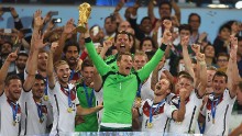 Il portiere tedesco Neuer solleva il trofeo della Coppa del Mondo con la sua squadra dopo aver battuto l'Argentina 1-0 nella finale della Coppa del Mondo 2014.