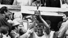 Il capitano Carlos Alberto tiene alta la Coppa Jules Rimet dopo che il Brasile ha sconfitto l'Italia per 4-1 nella finale della Coppa del Mondo del 1970.
