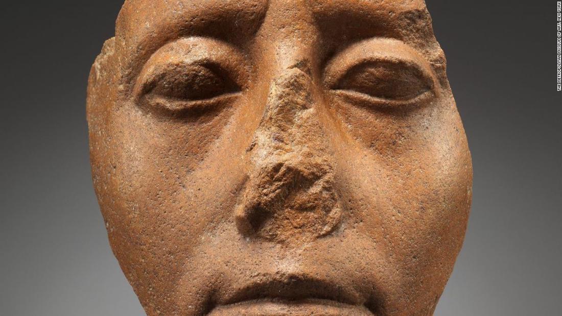 Perché così tante statue egiziane hanno il naso rotto?