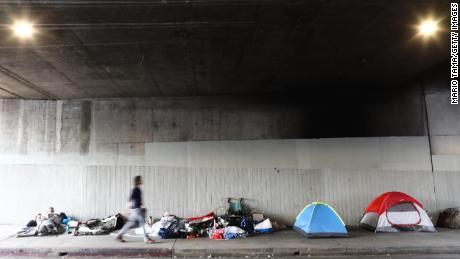 Los Angeles firma un accordo con la contea per trasferire i senzatetto