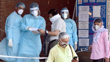 Mentre Delhi diventa la capitale dei coronavirus in India, i suoi ospedali stanno lottando per far fronte