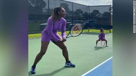 Serena Williams colpisce il campo da tennis con sua figlia Olympia