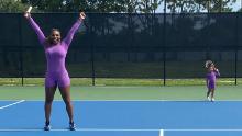 Serena Williams ha pubblicato questa foto di lei e sua figlia giocando a tennis su Instagram con il messaggio `` Sottotitoli. & # 39;