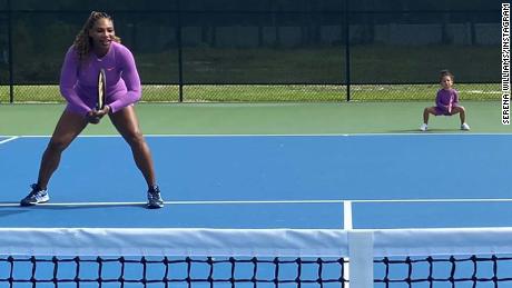 Serena Williams è scesa in campo con sua figlia Olympia con gare in sospeso. 