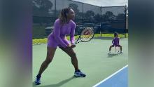 Serena Williams colpisce il campo da tennis con sua figlia Olympia
