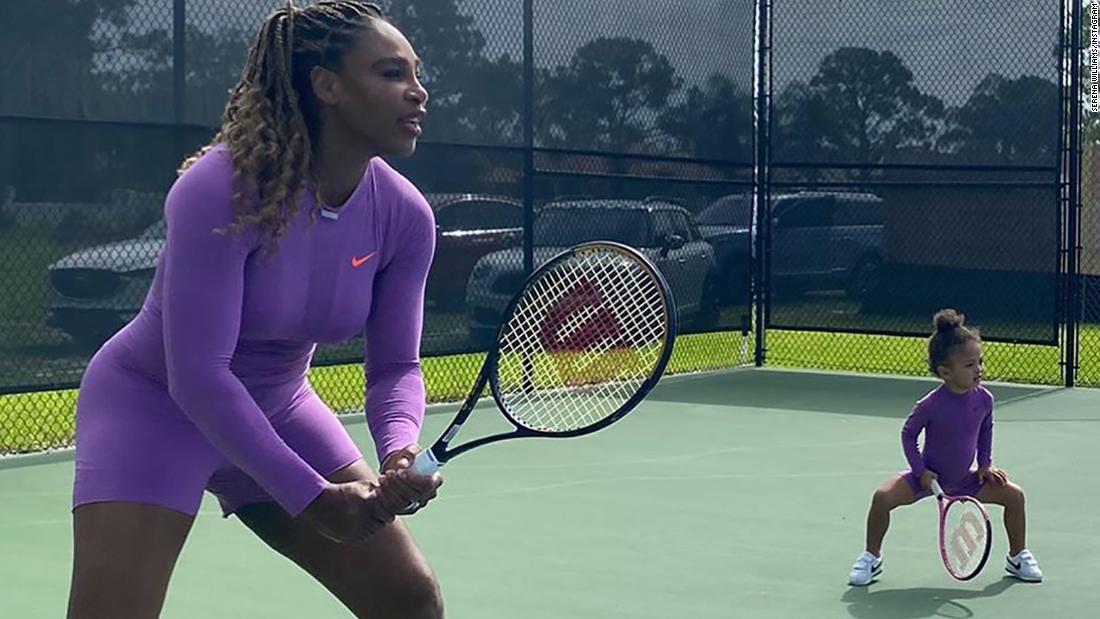 Serena Williams colpisce il campo da tennis con la figlia Olympia