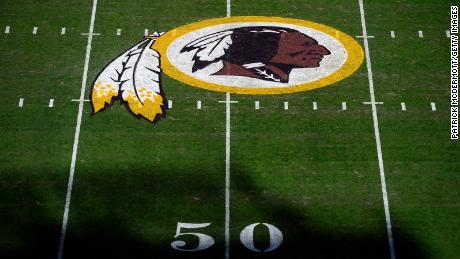 FedEx chiede a Washington Redskins di cambiare nome dopo le pressioni dei gruppi di investitori