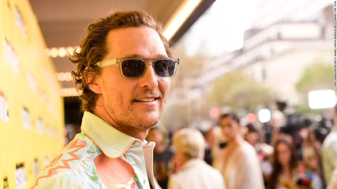 Matthew McConaughey dice ai fan di "indossare la maschera maledetta" nel nuovo video