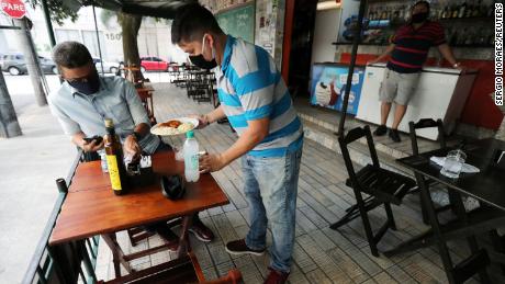 & # 39; Spedizione della popolazione al macello: ristoranti e bar aperti a Rio, mentre gli esperti avvertono che il peggio deve ancora arrivare